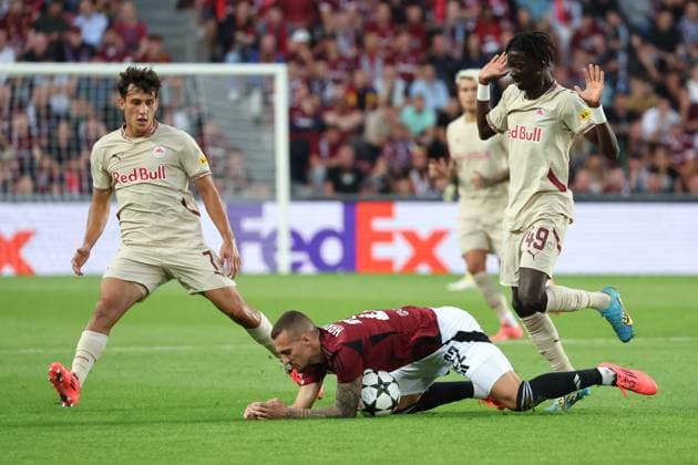SOCCER - UEFA CL, Prag vs RBS PRAGUE,CZECH REPUBLIC,18.SEP.24 - SOCCER - UEFA Champions League, AC Sparta Prag vs Red Bull Salzburg. Image shows Nicolas Capaldo (RBS), Lukas Haraslin (Sparta) and Moussa Yeo (RBS).  GEPAxpictures xDavidxGeieregger