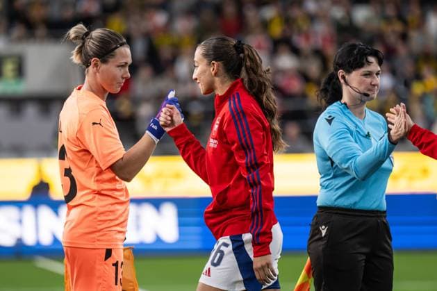 240918 Goalkeeper Jennifer Falk of Häcken and Rosa Kafaji of Arsenal ahead of the UEFA Women s Champions League qualifying match between Häcken and Arsenal on September 18, 2024 in Gothenburg Photo Mathias Bergeld BILDBYRAN kod MB MB0965 fotboll football soccer fotball champions league häcken arsenal dam bbeng kvalifikation qualification women kvinner bbauto  Copyright: MATHIASxBERGELD BB240918MB023