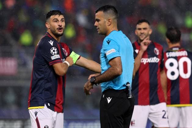 Bologna, Italy 18.09.2024 : Charalampos Lykogiannis of Bologna protest with referee Rohit Saggi during UEFA Champions League 2024-2025, day 1, football match Bologna FC 1909 - Shakhtar Donetsk at Renato Dall Ara stadium in Bologna on September 2024.  Copyright: xMarcoxIacobucci IPAxSportx xipa-x xx IPA_49798299 IPA_Agency_IPA49798299