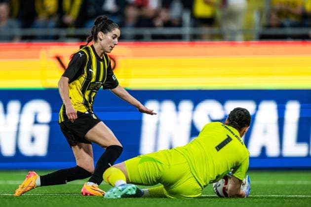 240918 Clarissa Larisey of Häcken and goalkeeper Manuela Zinsberger of Arsenal during the UEFA Women s Champions League qualifying match between Häcken and Arsenal on September 18, 2024 in Gothenburg Photo Mathias Bergeld BILDBYRAN kod MB MB0965 fotboll football soccer fotball champions league häcken arsenal dam bbeng kvalifikation qualification women kvinner  Copyright: MATHIASxBERGELD BB240918MB035