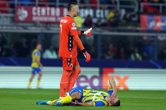 Bologna, Italy 18.09.2024 : Lukasz Skorupski of Bologna, Danylo Sikan of Shakhtar Donetsk injured during UEFA Champions League 2024-2025, day 1, football match Bologna FC 1909 - Shakhtar Donetsk at Renato Dall Ara stadium in Bologna on September 2024.  Copyright: xMarcoxIacobucci IPAxSportx xipa-x xx IPA_49798374 IPA_Agency_IPA49798374