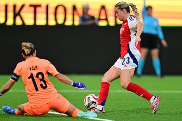 Arsenal s Alessia Russo against Häcken s goalkeeper Jennifer Falk during the Uefa Women s Champions League qualifier football match, round 21st leg, between BK Häcken and Arsenal WFC at Bravida Arena, Gothenburg, Sweden September 18, 2024 GÖTEBORG SWEDEN ttexport x9200x  Copyright: xBjörnxLarssonxRosvall TTx CHAMPIONS LEAGUE QUALIFIER HÄCKEN-ARSENAL