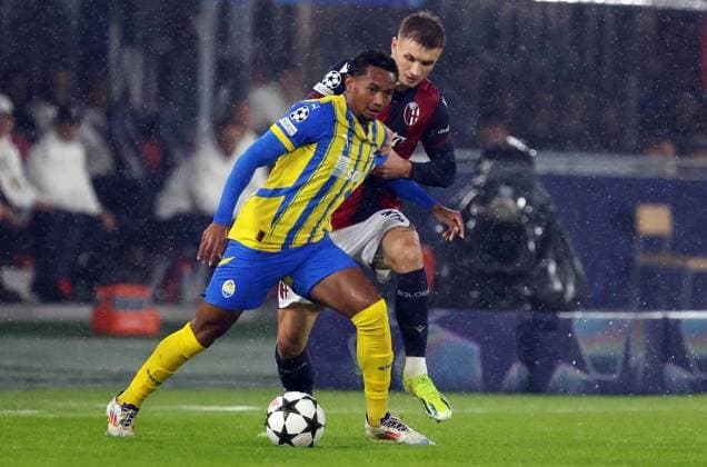Shakhtar Donetsk s Eguinaldo fights for the ball with Bologna s Stefan Posch during the Uefa Champions League soccer match between Bologna f.c. and Shakhtar Donetsk at the Dall& x2019;Ara Stadium, Bologna, northern Italy, Wednesday, September 18, 2024. - Soccer - (Photo Michele Nucci - LaPresse)  Copyright: xMichelexNucci LaPressex