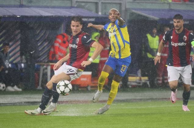 Bologna s Giovanni Fabbian fights for the ball with Shakhtar Donetsk s Pedro Henrique during the Uefa Champions League soccer match between Bologna f.c. and Shakhtar Donetsk at the Dall& x2019;Ara Stadium, Bologna, northern Italy, Wednesday, September 18, 2024. - Soccer - (Photo Michele Nucci - LaPresse)  Copyright: xMichelexNucci LaPressex