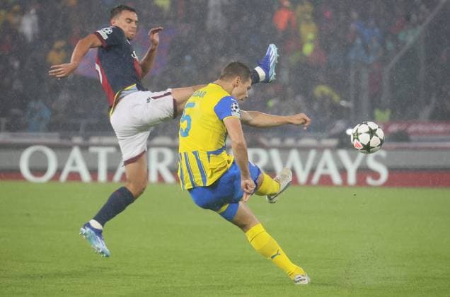Bologna s Giovanni Fabbian fights for the ball with Shakhtar Donetsk s Valeriy Bondar during the Uefa Champions League soccer match between Bologna f.c. and Shakhtar Donetsk at the Dall& x2019;Ara Stadium, Bologna, northern Italy, Wednesday, September 18, 2024. - Soccer - (Photo Michele Nucci - LaPresse)  Copyright: xMichelexNucci LaPressex