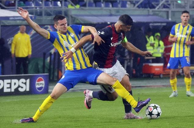 Bologna s Riccardo Orsolini fights for the ball with Shakhtar Donetsk s Dmytro Kryskiv during the Uefa Champions League soccer match between Bologna f.c. and Shakhtar Donetsk at the Dall& x2019;Ara Stadium, Bologna, northern Italy, Wednesday, September 18, 2024. - Soccer - (Photo Michele Nucci - LaPresse)  Copyright: xMichelexNucci LaPressex