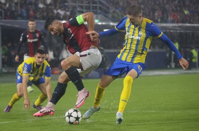 Bologna s Riccardo Orsolini fights for the ball with Shakhtar Donetsk s Artem Bondarenko during the Uefa Champions League soccer match between Bologna f.c. and Shakhtar Donetsk at the Dall& x2019;Ara Stadium, Bologna, northern Italy, Wednesday, September 18, 2024. - Soccer - (Photo Michele Nucci - LaPresse)  Copyright: xMichelexNucci LaPressex