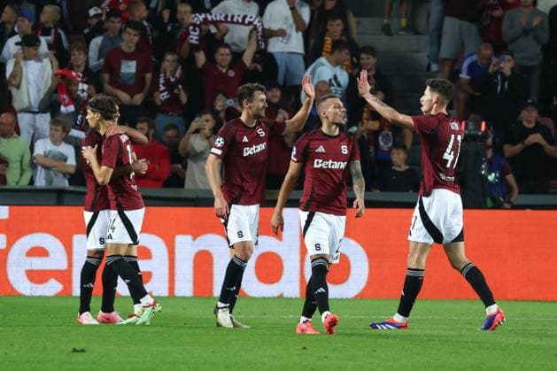 SOCCER - UEFA CL, Prag vs RBS PRAGUE,CZECH REPUBLIC,18.SEP.24 - SOCCER - UEFA Champions League, AC Sparta Prag vs Red Bull Salzburg. Image shows the rejoicing of scorer Victor Olatunji (Sparta) with his teammates.  GEPAxpictures xDavidxGeieregger
