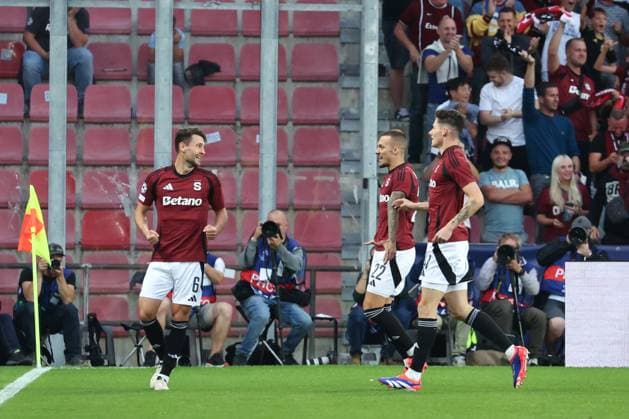 SOCCER - UEFA CL, Prag vs RBS PRAGUE,CZECH REPUBLIC,18.SEP.24 - SOCCER - UEFA Champions League, AC Sparta Prag vs Red Bull Salzburg. Image shows the rejoicing of scorer Kaan Kairinen (Sparta) with his teammates.  GEPAxpictures xDavidxGeieregger