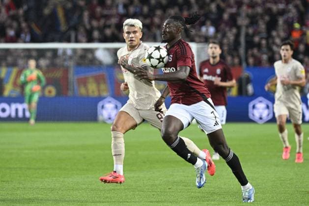From left Kamil Piatkowski of Salcburk, Victor Olatunji of Sparta in action during the Football Champions League 1st round match: Sparta Prague vs Red Bull Salzburg in Prague, Czech Republic, September 18, 2024. (CTKxPhoto MichalxKamaryt) CTKPhotoP2024091807954  CTKPhotoP2024091807954
