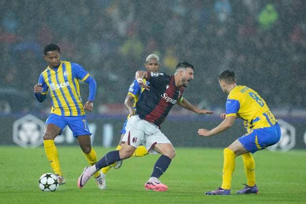 Eguinaldo (FC Shakhtar Donetsk) and Riccardo Orsolini (Bologna FC) battle for the ball, UEFA Champions League 2024 25 League Phase MD1, Bologna FC 1909 v FC Shakhtar Donetsk, Stadio Renato Dall Ara, September 18, 2024, Bologna, Italy.