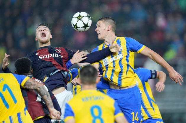 Sam Beukema (Bologna FC) and Danylo Sikan (FC Shakhtar Donetsk) battle for the ball, UEFA Champions League 2024 25 League Phase MD1, Bologna FC 1909 v FC Shakhtar Donetsk, Stadio Renato Dall Ara, September 18, 2024, Bologna, Italy.