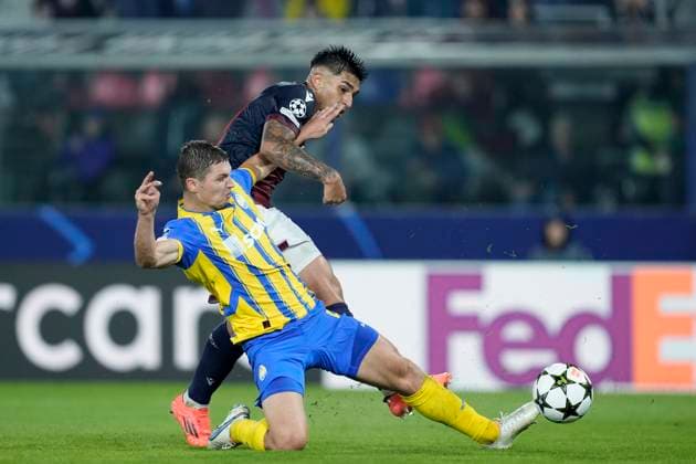 Valeriy Bondar (FC Shakhtar Donetsk) and Santiago Castro (Bologna FC) battle for the ball, UEFA Champions League 2024 25 League Phase MD1, Bologna FC 1909 v FC Shakhtar Donetsk, Stadio Renato Dall Ara, September 18, 2024, Bologna, Italy.