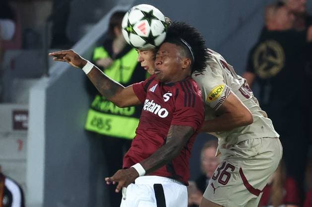 SOCCER - UEFA CL, Prag vs RBS PRAGUE,CZECH REPUBLIC,18.SEP.24 - SOCCER - UEFA Champions League, AC Sparta Prag vs Red Bull Salzburg. Image shows Angelo Preciado (Sparta) and John Mellberg (RBS).  GEPAxpictures xDavidxGeieregger