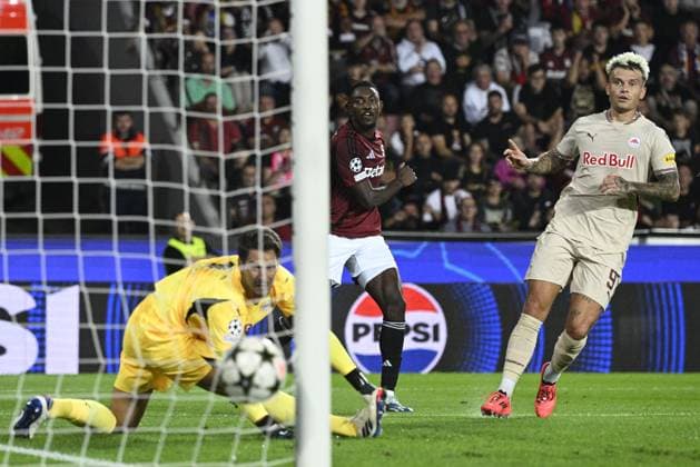 From left golie of Salcburg Janis Blaswich (receives goal), Victor Olatunji of Sparta scores , Kamil Piatkowski of Salcburg in action during the Football Champions League 1st round match: Sparta Prague vs Red Bull Salzburg in Prague, Czech Republic, September 18, 2024. (CTKxPhoto MichalxKamaryt) CTKPhotoP2024091808153  CTKPhotoP2024091808153