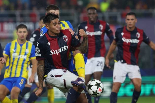 Bologna, Italy 18.09.2024 : Santiago Castro of Bologna, Mykola Matvienko of Shakhtar Donetsk during UEFA Champions League 2024-2025, day 1, football match Bologna FC 1909 - Shakhtar Donetsk at Renato Dall Ara stadium in Bologna on September 2024.  Copyright: xMarcoxIacobucci IPAxSportx xipa-x xx IPA_49799278 IPA_Agency_IPA49799278