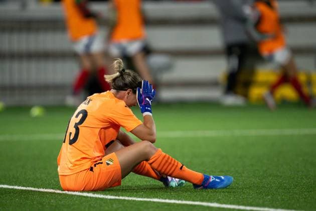 240918 Goalkeeper Jennifer Falk of Häcken in pain during the UEFA Women s Champions League qualifying match between Häcken and Arsenal on September 18, 2024 in Gothenburg Photo Mathias Bergeld BILDBYRAN kod MB MB0965 fotboll football soccer fotball champions league häcken arsenal dam bbeng kval kvalisering qualification women kvinner bbauto ont skada  Copyright: MATHIASxBERGELD BB240918MB048
