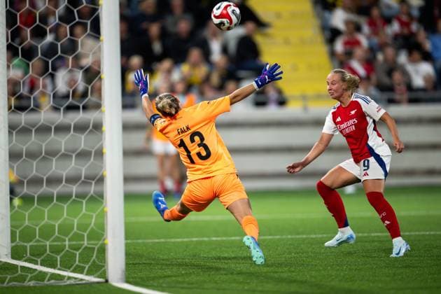 240918 Goalkeeper Jennifer Falk of Häcken and Beth Mead of Arsenal during the UEFA Women s Champions League qualifying match between Häcken and Arsenal on September 18, 2024 in Gothenburg Photo Mathias Bergeld BILDBYRAN kod MB MB0965 fotboll football soccer fotball champions league häcken arsenal dam bbeng kvalisering qualification women kvinner bbauto ont skada  Copyright: MATHIASxBERGELD BB240918MB049
