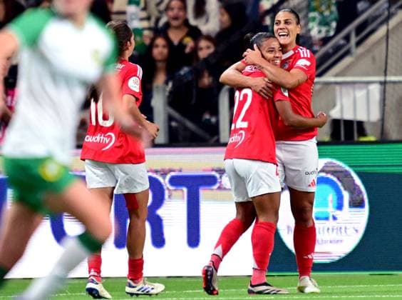 STOCKHOLM, SWEDEN 20240918 Benfica s 7 Cristina Martin Prieto right celebrates with Marie Alidou after she equalized 1 1 during Wednesday s Champions League qualifying football match between Hammarby IF and Benfica at the Tele2 Arena Stockholm, Sweden 18 September 2024 STOCKHOLM SWEDEN x10030x  Copyright: xJonasxEkströmer TTx CHAMPIONS LEAGUE QUALIFIER HAMMARBY-BENFICA