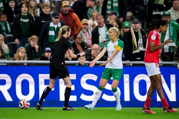 240918 Alice Carlsson of Hammarby reacts against referee during the UEFA Women s Champions League qualifying football match between Hammarby and Benfica on September 18, 2024 in Stockholm Photo Simon Hastegard BILDBYRAN kod SH SH0522 fotboll football soccer fotball champions league hammarby benfica dam bbeng bbauto  Copyright: SIMONxHASTEGARD BB240918SH022
