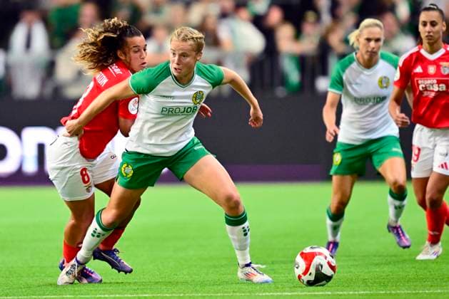 STOCKHOLM, SWEDEN 20240918 Benfica s Andreia Norton tries to stop Hammarby s Julie Blakstad during Wednesday s football match, qualifying for the Chamions League, between Hammarby IF and Benfica at Tele2 Arena Stockholm, Sweden September 18, 2024 STOCKHOLM SWEDEN x10030x  Copyright: xJonasxEkströmer TTx CHAMPIONS LEAGUE QUALIFIER HAMMARBY-BENFICA