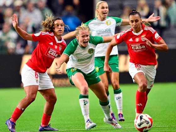 STOCKHOLM, SWEDEN 20240918 Hammarby s Julie Blakstad tries to get between Benfica s Andreia Norton and Andreia Faria during Wednesday s football match, qualifier for the Champions League, between Hammarby IF and Benfica at Tele2 Arena Stockholm, Sweden September 18, 2024 STOCKHOLM SWEDEN x10030x  Copyright: xJonasxEkströmer TTx CHAMPIONS LEAGUE QUALIFIER HAMMARBY-BENFICA