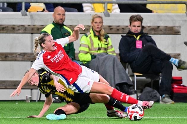 Arsenal s Alessia Russo and Häcken s Emma Östlund battle for the ball during the Uefa Women s Champions League qualifier football match, round 21st leg, between BK Häcken and Arsenal WFC at Bravida Arena, Gothenburg, Sweden September 18, 2024 GÖTEBORG SWEDEN ttexport x9200x  Copyright: xBjörnxLarssonxRosvall TTx CHAMPIONS LEAGUE QUALIFIER HÄCKEN-ARSENAL