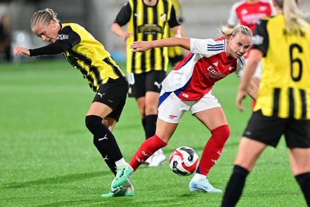 Häcken s Filippa Curmark and Arsenal s Beth Mead during the Uefa Women s Champions League qualifier football match, round 21st leg, between BK Häcken and Arsenal WFC at Bravida Arena, Gothenburg, Sweden September 18, 2024 GÖTEBORG SWEDEN ttexport x9200x  Copyright: xBjörnxLarssonxRosvall TTx CHAMPIONS LEAGUE QUALIFIER HÄCKEN-ARSENAL