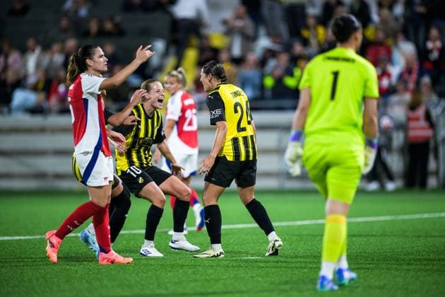 240918 Tabby Tindell of Häcken celebrate the 1 0 goal with Anna Anvegard during the UEFA Women s Champions League qualifying match between Häcken and Arsenal on September 18, 2024 in Gothenburg Photo Mathias Bergeld BILDBYRAN kod MB MB0965 fotboll football soccer fotball champions league häcken arsenal dam bbeng kval kvalisering qualification women kvinner jubel  Copyright: MATHIASxBERGELD BB240918MB066