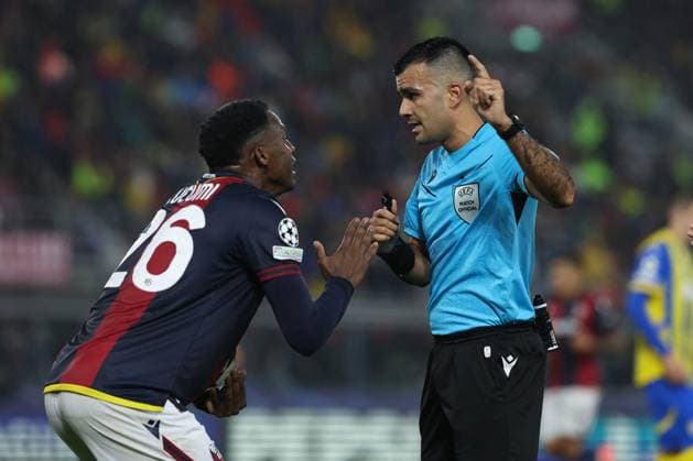 CALCIO - UEFA Champions League - Bologna FC vs FC Shakhtar Donetsk Bologna, Italy 18.09.2024 : Jhon Lucumi of Bologna protest with referee Rohit Saggi during UEFA Champions League 2024-2025, day 1, football match Bologna FC 1909 - Shakhtar Donetsk at Renato Dall Ara stadium in Bologna on September 2024. Bologna Italy  Copyright: xIPAxSport ABACAx