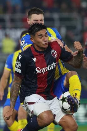 CALCIO - UEFA Champions League - Bologna FC vs FC Shakhtar Donetsk Bologna, Italy 18.09.2024 : Santiago Castro of Bologna, Mykola Matvienko of Shakhtar Donetsk during UEFA Champions League 2024-2025, day 1, football match Bologna FC 1909 - Shakhtar Donetsk at Renato Dall Ara stadium in Bologna on September 2024. Bologna Italy  Copyright: xIPAxSport ABACAx