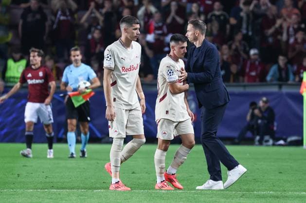 SOCCER - UEFA CL, Prag vs RBS PRAGUE,CZECH REPUBLIC,18.SEP.24 - SOCCER - UEFA Champions League, AC Sparta Prag vs Red Bull Salzburg. Image shows Petar Ratkov, Oscar Gloukh (RBS) and head coach Pepijn Lijnders (RBS).  GEPAxpictures xDavidxGeieregger