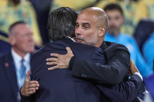 UEFA Champions League league stage Manchester City v Inter Milan Simone Inzaghi manager of Inter Milan embraces Pep Guardiola manager of Manchester City before the game during the UEFA Champions League league stage match Manchester City vs Inter Milan at Etihad Stadium, Manchester, United Kingdom, 18th September 2024 (Photo by Mark Cosgrove News Images) Manchester Etihad Stadium Manchester United, ManU Kingdom Copyright: xMarkxCosgrove NewsxImagesx