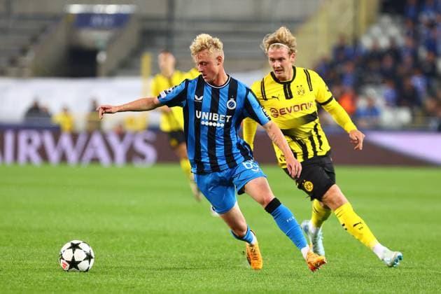 in duel, action, with Joaquin Seys 65 Club Brugge Julian Brandt 10 Borussia Dortmund Club Brugge vs Borussia Dortmund, UEFA Champions League, Football, Matchday 1, Season 2024 2025, 18 09 2024 PHOTO kolbert press Ant Palmer Jan Breydel Stadion Belgium Copyright: xkolbert-press AntxPalmerx