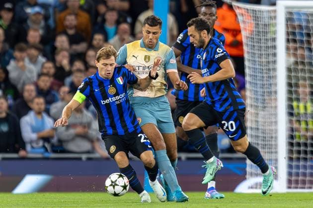 Manchester City v Inter Milan Champions League 18 09 2024. Manchester City midfielder Rodri (16) battles with Inter Milan midfielder NicolÃ² Barella (23) and Inter Milan midfielder Hakan Ã‡alhanoÄülu (20) during the Champions League match between Manchester City and Inter Milan at the Etihad Stadium, Manchester, England on 18 September 2024. Editorial use only , Copyright: xIanxStephenx PSI-20445-0006