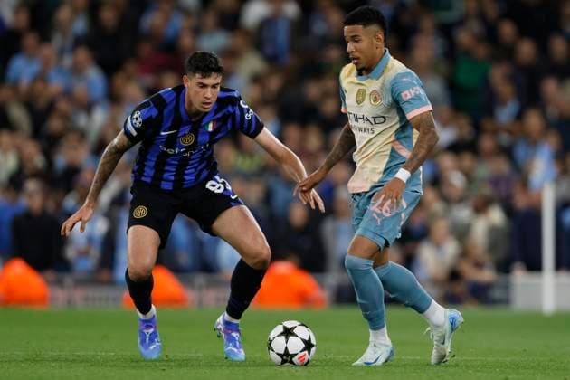Manchester City v FC Internazionale Milano - UEFA Champions League 2024 25 League Phase MD1 Alessandro Bastoni of Inter Milan and Savinho of Manchester City challenge during the UEFA Champions League 2024 25 League Phase MD1 match between Manchester City and FC Internazionale Milano at City of Manchester Stadium on September 18, 2024 in Manchester, United Kingdom. Manchester City of Manchester Stadium England United Kingdom Copyright: xRichardxSellers Sportsphoto APLx 14048162