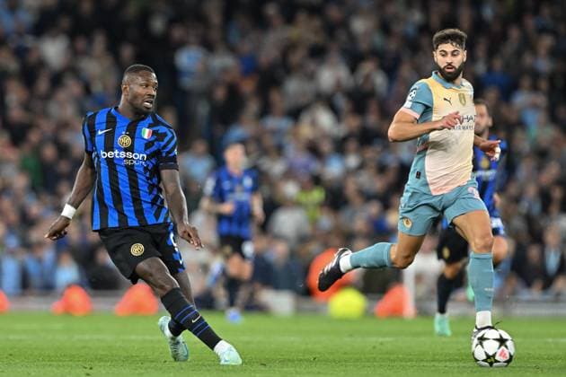 UEFA Champions League league stage Manchester City v Inter Milan Marcus Thuram of Inter Milan passes the ball during the UEFA Champions League league stage match Manchester City vs Inter Milan at Etihad Stadium, Manchester, United Kingdom, 18th September 2024 (Photo by Cody Froggatt News Images) Manchester Etihad Stadium Manchester United, ManU Kingdom Copyright: xCodyxFroggatt NewsxImagesx