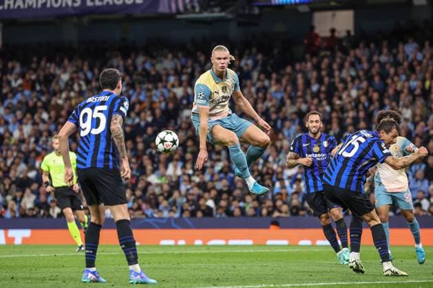 UEFA Champions League league stage Manchester City v Inter Milan Erling Haaland of Manchester City just fails to connect with the ball in the edge of the area during the UEFA Champions League league stage match Manchester City vs Inter Milan at Etihad Stadium, Manchester, United Kingdom, 18th September 2024 (Photo by Mark Cosgrove News Images) Manchester Etihad Stadium Manchester United, ManU Kingdom Copyright: xMarkxCosgrove NewsxImagesx