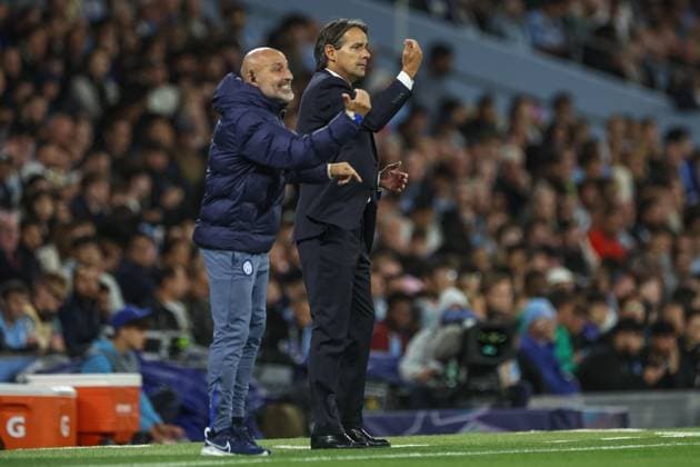 UEFA Champions League league stage Manchester City v Inter Milan Simone Inzaghi manager of Inter Milan gives his team instructions during the UEFA Champions League league stage match Manchester City vs Inter Milan at Etihad Stadium, Manchester, United Kingdom, 18th September 2024 (Photo by Mark Cosgrove News Images) Manchester Etihad Stadium Manchester United, ManU Kingdom Copyright: xMarkxCosgrove NewsxImagesx