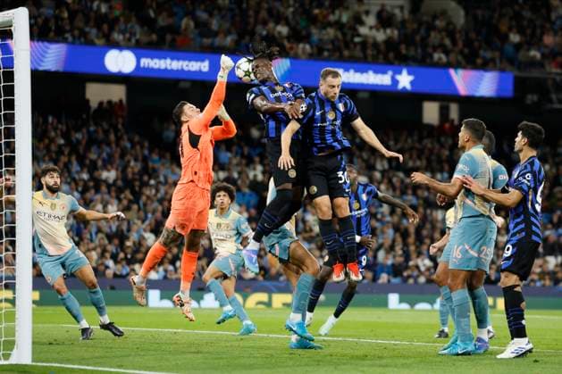 Manchester City v FC Internazionale Milano - UEFA Champions League 2024 25 League Phase MD1 Yann Aurel Bisseck of Inter Milan, Carlos Augusto of Inter Milan and Ederson, goalkeeper of Manchester City challenge during the UEFA Champions League 2024 25 League Phase MD1 match between Manchester City and FC Internazionale Milano at City of Manchester Stadium on September 18, 2024 in Manchester, United Kingdom. Manchester City of Manchester Stadium England United Kingdom Copyright: xRichardxSellers Sportsphoto APLx 14048167