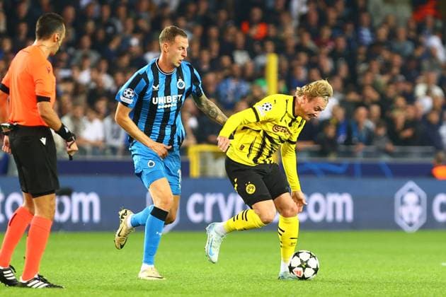 Julian Brandt 10 Borussia Dortmund in duel, action, with Hugo Vetlesen 10 Club Brugge Club Brugge vs Borussia Dortmund, UEFA Champions League, Football, Matchday 1, Season 2024 2025, 18 09 2024 PHOTO kolbert press Ant Palmer Jan Breydel Stadion Belgium Copyright: xkolbert-press AntxPalmerx