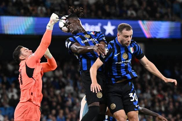 Sport Themen der Woche KW38 Sport Bilder des Tages Db Manchester (Inghilterra) 18 09 2024 - Champions League Manchester City-Inter foto Daniele Buffa Image nella foto: Yann Bisseck-Ederson 
