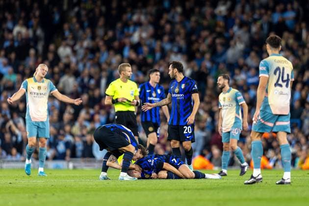 Manchester City v Inter Milan Champions League 18 09 2024. Inter Milan midfielder Piotr ZieliÅ ski (7) on the ground injured during the Champions League match between Manchester City and Inter Milan at the Etihad Stadium, Manchester, England on 18 September 2024. Editorial use only , Copyright: xIanxStephenx PSI-20445-0023