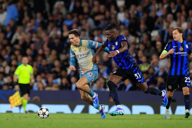 Manchester City v Inter Milan Champions League 18 09 2024. Jack Grealish (10) of Manchester City and Yann Aurel Bisseck (31) of Inter Milan challenge for the ball during the Champions League match between Manchester City and Inter Milan at the Etihad Stadium, Manchester, England on 18 September 2024. Manchester Etihad Stadium Manchester England Editorial use only , Copyright: xConorxMolloyx PSI-20434-0030
