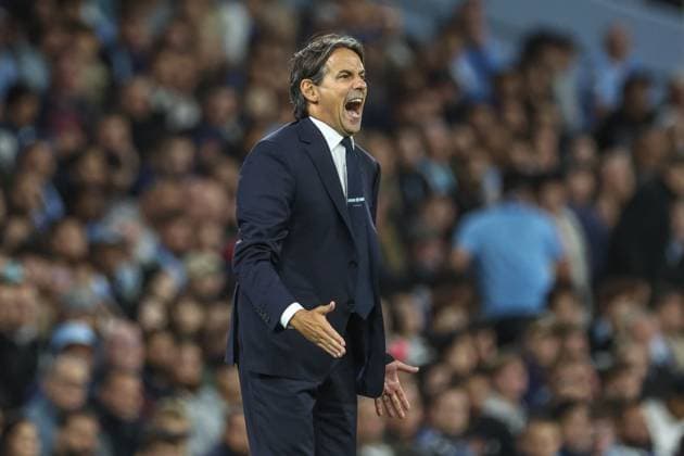 UEFA Champions League league stage Manchester City v Inter Milan Simone Inzaghi manager of Inter Milan gives his team instructions during the UEFA Champions League league stage match Manchester City vs Inter Milan at Etihad Stadium, Manchester, United Kingdom, 18th September 2024 (Photo by Mark Cosgrove News Images) Manchester Etihad Stadium Manchester United, ManU Kingdom Copyright: xMarkxCosgrove NewsxImagesx