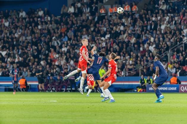 18-09-2024 PSG - Girona Denis TRASFI MAXPPP - (C) Denis TRASFI MAXPPP - à Boulogne-Billancourt au Parc des Princes le 18-09-2024 - UEFA Ligue des champions, Ligue des Champions, Champion s league, Match de poule : Paris Saint Germain - Girona FC - Van de Beek a la lutte avec pour une tête - the Champions League match between PSG and Girona FC, at the Parc des Princes, on September 18, 2024.  Copyright: xMAXPPPxDenisxTRASFIx DTR202409187514 DTR202409187514