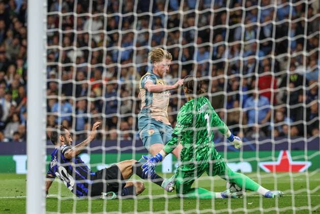 UEFA Champions League league stage Manchester City v Inter Milan Yann Sommer of Inter Milan saves a shot from Kevin De Bruyne of Manchester City during the UEFA Champions League league stage match Manchester City vs Inter Milan at Etihad Stadium, Manchester, United Kingdom, 18th September 2024 (Photo by Mark Cosgrove News Images) Manchester Etihad Stadium Manchester United, ManU Kingdom Copyright: xMarkxCosgrove NewsxImagesx