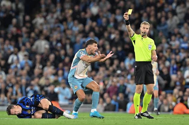 UEFA Champions League league stage Manchester City v Inter Milan Ruben Dias of Manchester City reacts to a yellow card from referee Glenn Nyberg during the UEFA Champions League league stage match Manchester City vs Inter Milan at Etihad Stadium, Manchester, United Kingdom, 18th September 2024 (Photo by Cody Froggatt News Images) Manchester Etihad Stadium Manchester United, ManU Kingdom Copyright: xCodyxFroggatt NewsxImagesx