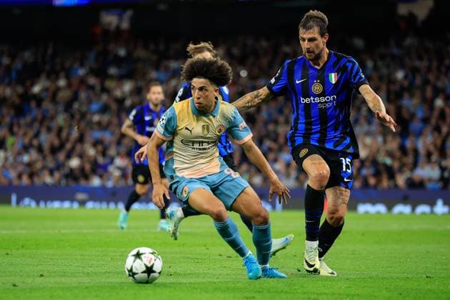 Manchester City v Inter Milan Champions League 18 09 2024. Rico Lewis (82) of Manchester City is watched by Francesco Acerbi (15) of Inter Milan during the Champions League match between Manchester City and Inter Milan at the Etihad Stadium, Manchester, England on 18 September 2024. Manchester Etihad Stadium Manchester England Editorial use only , Copyright: xConorxMolloyx PSI-20434-0035