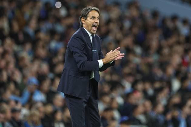 UEFA Champions League league stage Manchester City v Inter Milan Simone Inzaghi manager of Inter Milan gives his team instructions during the UEFA Champions League league stage match Manchester City vs Inter Milan at Etihad Stadium, Manchester, United Kingdom, 18th September 2024 (Photo by Mark Cosgrove News Images) Manchester Etihad Stadium Manchester United, ManU Kingdom Copyright: xMarkxCosgrove NewsxImagesx